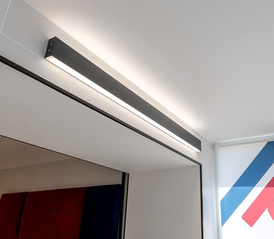 Линейный светодиодный накладной двусторонний светильник 128см 50W 6500K черная шагрень (101-100-40-128)