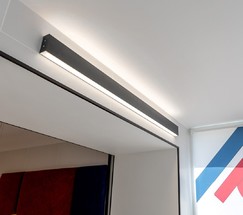 Линейный светодиодный накладной двусторонний светильник 128см 50W 6500K черная шагрень (101-100-40-128)