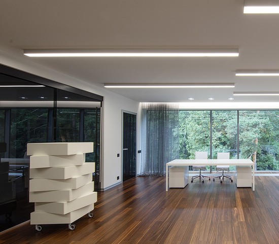 Линейный светодиодный накладной односторонний светильник 128см 25W 6500K матовое серебро (101-100-30-128)