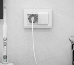 Розетка двойная влагозащ. с зазем. с защит. крышками и шторками (белый) (W1172201)