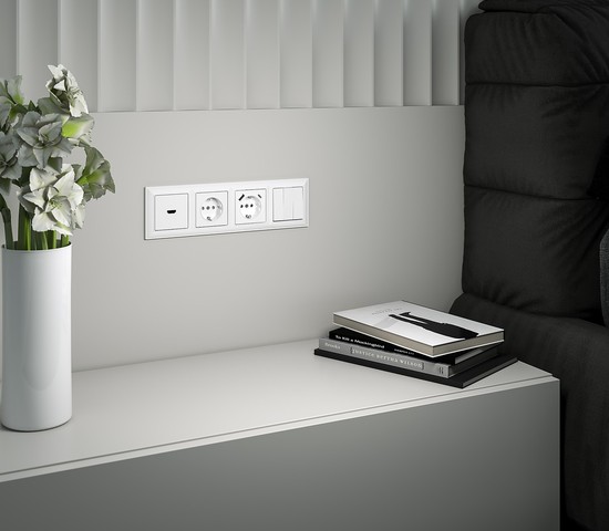 Розетка с заземлением, шторками и USB тип A+C (белый) (W1171701)