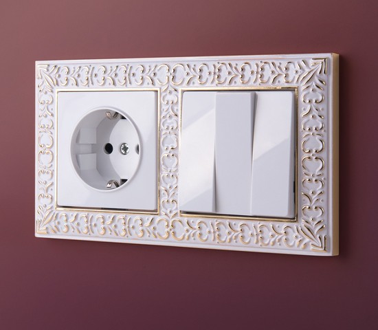 Розетка с заземлением и шторками (белый) (W1171101)