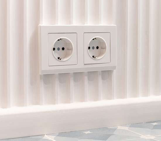 Розетка с заземлением и шторками (белый) (W1171101)