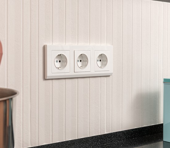 Розетка с заземлением и шторками (белый) (W1171101)