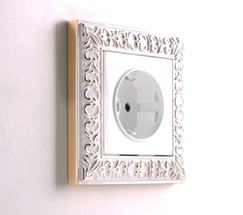 Розетка с заземлением и шторками (белый) (W1171101)