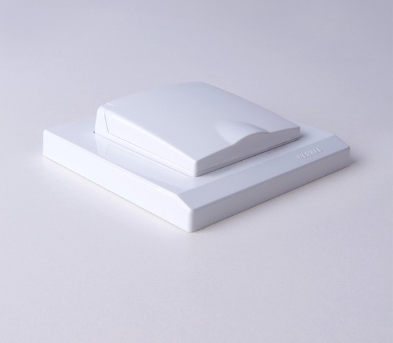 Розетка влагозащ. с зазем. с защит. крышкой и шторками (белый) (W1171201)