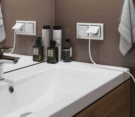 Розетка влагозащ. с зазем. с защит. крышкой и шторками (белый) (W1171201)