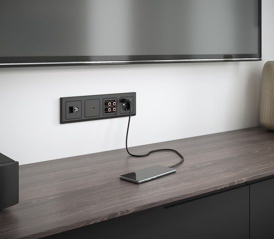 Розетка с заземлением, шторками и USB тип A+C (черный) (W1171708)