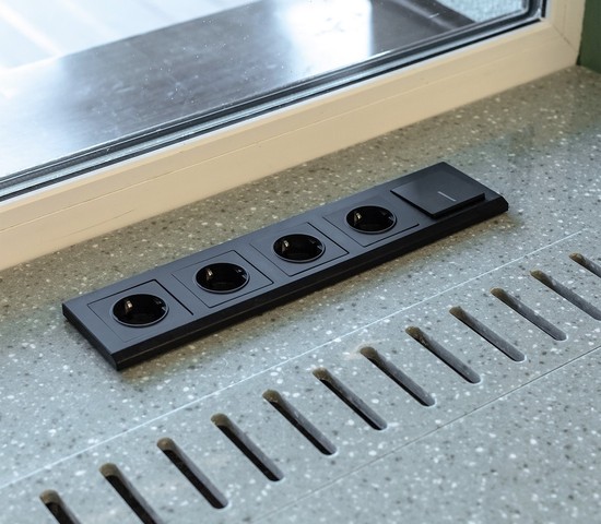 Розетка с заземлением и шторками (черный матовый) (W1171108)