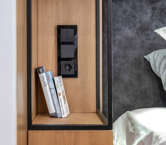 Розетка с заземлением и шторками (черный матовый) (W1171108)