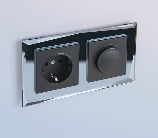 Розетка с заземлением и шторками (черный матовый) (W1171108)
