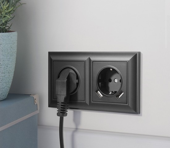 Розетка с заземлением и шторками (черный матовый) (W1171108)