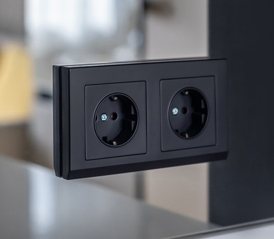Розетка с заземлением и шторками (черный матовый) (W1171108)