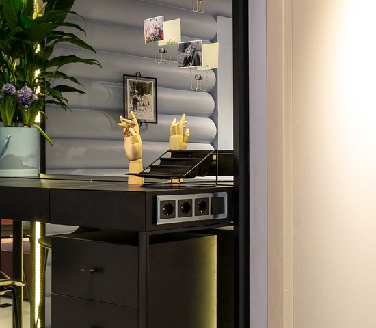 Розетка с заземлением и шторками (черный матовый) (W1171108)