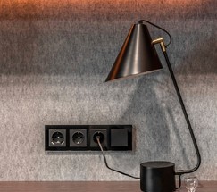 Розетка с заземлением и шторками (черный матовый) (W1171108)