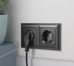 Розетка с заземлением и шторками (черный матовый) (W1171108)
