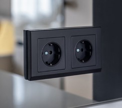 Розетка с заземлением и шторками (черный матовый) (W1171108)