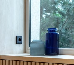 Розетка с заземлением и шторками (черный матовый) (W1171108)