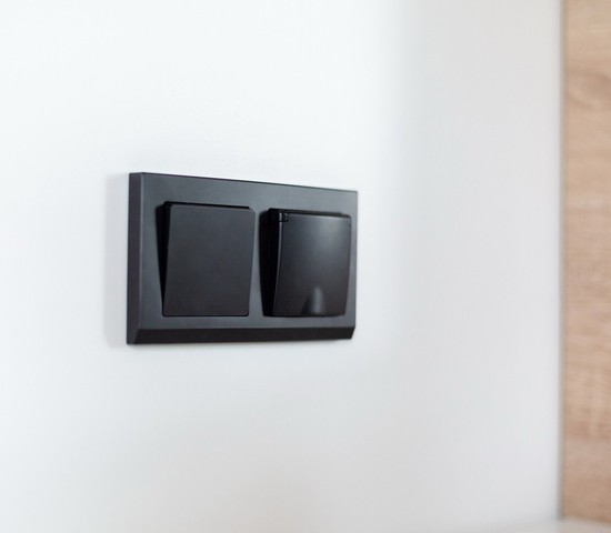 Розетка влагозащ. с зазем. с защит. крышкой и шторками (черный матовый) (W1171208)