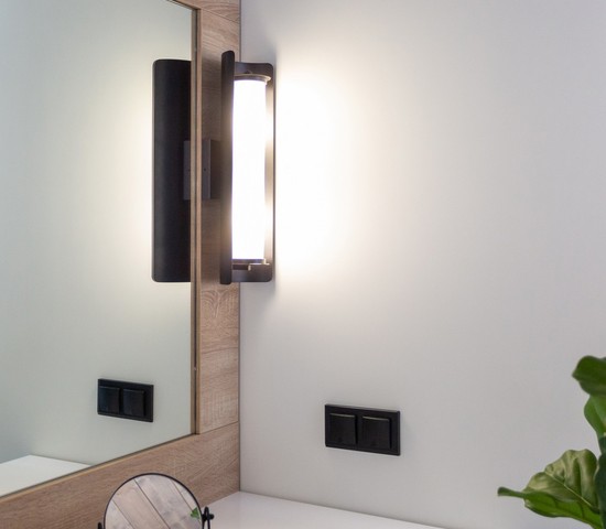 Розетка влагозащ. с зазем. с защит. крышкой и шторками (черный матовый) (W1171208)