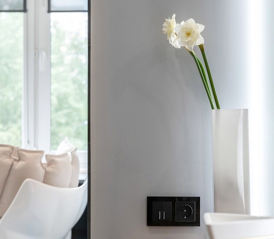 Выключатель двухклавишный проходной с подсветкой (черный матовый) (W1122108)