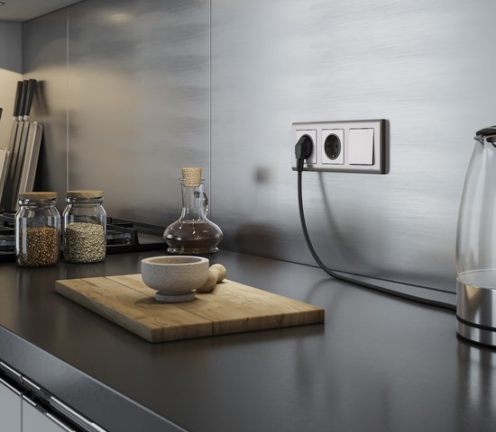 Розетка с заземлением и шторками (глянцевый никель) (W1171102)