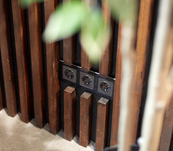 Розетка с заземлением и шторками (графит рифленый) (W1171104)