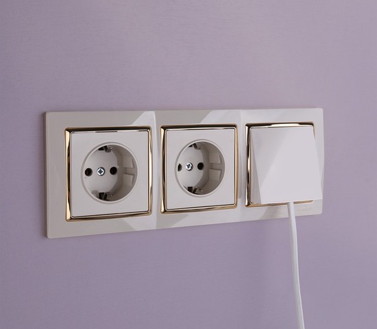 Рамка на 3 поста Snabb (слоновая кость/золото) (W0031932)