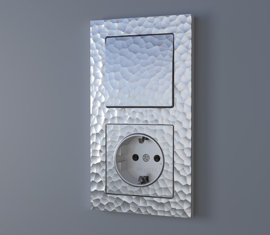 Розетка с заземлением и шторками (hammer серебряный) (W1271106)