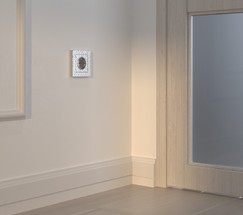 Розетка с заземлением и шторками (hammer серебряный) (W1271106)