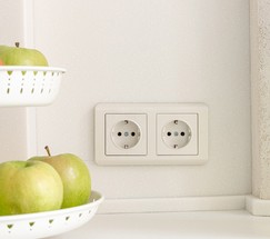 Розетка с заземлением и шторками (перламутровый рифленый) (W1171113)