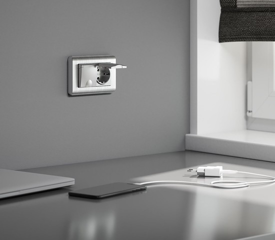 Розетка двойная влагозащ. с зазем. с защит. крышками и шторками (серебряный) (W1172206)