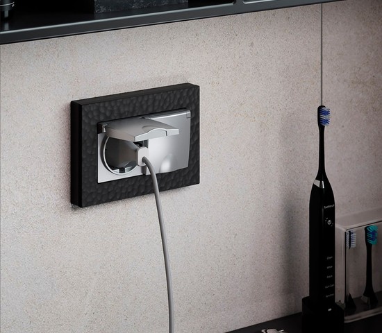 Розетка двойная влагозащ. с зазем. с защит. крышками и шторками (серебряный) (W1172206)