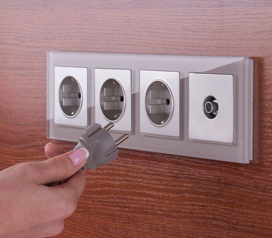 Розетка с заземлением и шторками (серебряный) (W1171106)