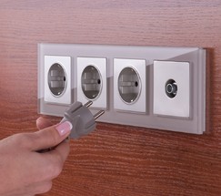 Розетка с заземлением и шторками (серебряный) (W1171106)