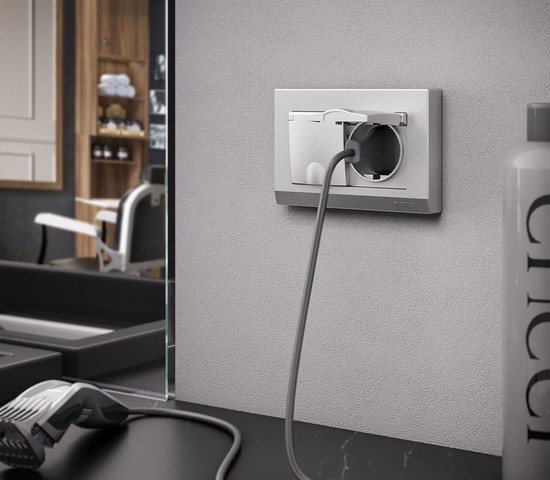 Розетка двойная влагозащ. с зазем. с защит. крышками и шторками (серебряный рифленый) (W1172209)