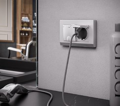 Розетка двойная влагозащ. с зазем. с защит. крышками и шторками (серебряный рифленый) (W1172209)