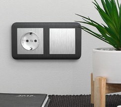 Розетка с заземлением и шторками (cеребряный рифленый) (W1171109)