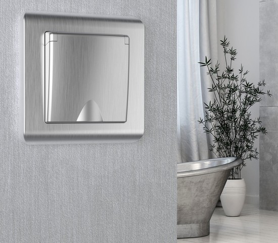 Розетка влагозащ. с зазем. с защит. крышкой и шторками (cеребряный рифленый) (W1171209)