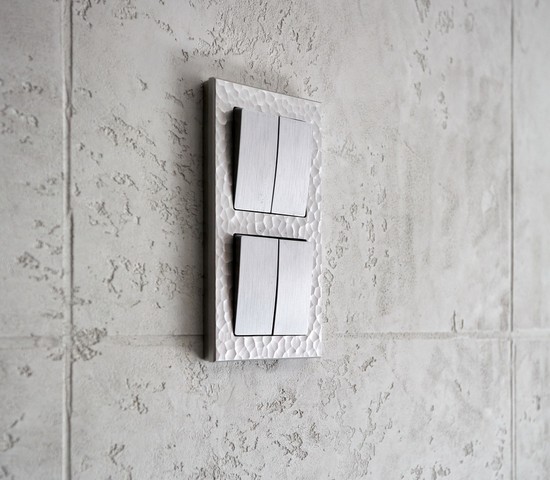 Выключатель двухклавишный (cеребряный рифленый) (W1120009)