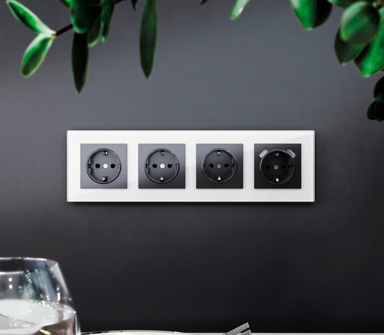 Рамка на 4 поста Favorit (белый,стекло) (W0041101)