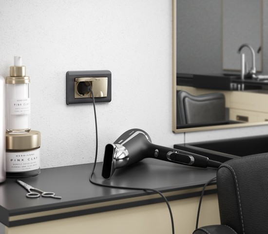 Розетка двойная влагозащ. с зазем. с защит. крышками и шторками (шампань рифленый) (W1172210)