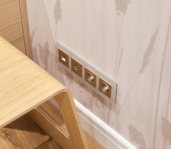 Розетка с заземлением и шторками (шампань рифленый) (W1171110)