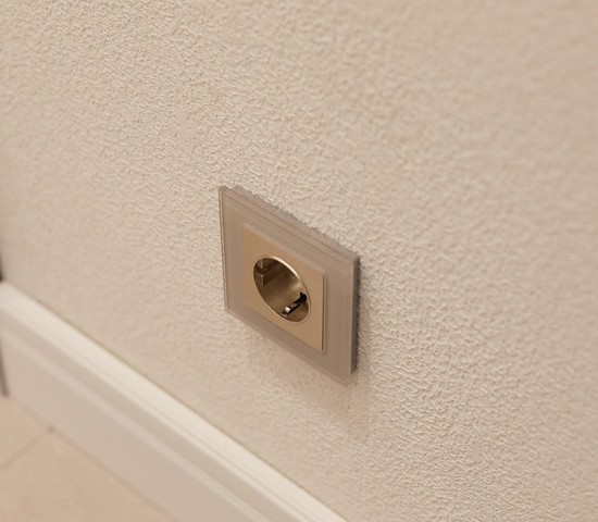 Розетка с заземлением и шторками (шампань рифленый) (W1171110)