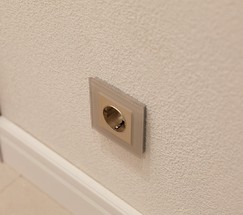 Розетка с заземлением и шторками (шампань рифленый) (W1171110)