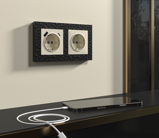 Розетка с заземлением, шторками и USB тип A+C (слоновая кость) (W1171703)