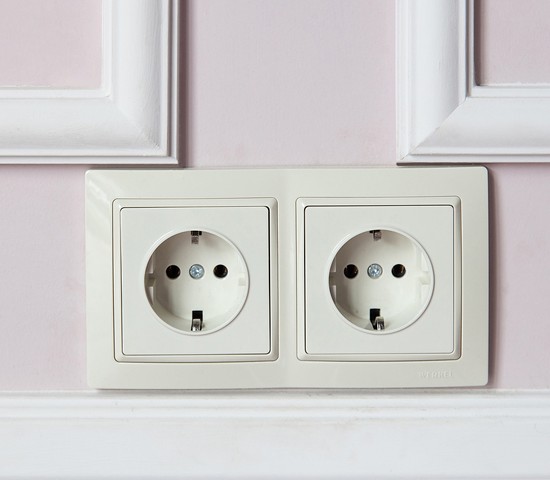 Розетка с заземлением и шторками (слоновая кость) (W1171103)