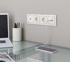 Розетка с заземлением и шторками (слоновая кость) (W1171103)