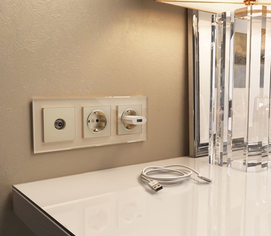 Рамка на 3 поста Favorit (шампань,стекло) (W0031111)