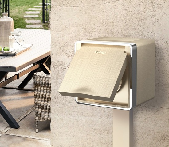 Розетка влагозащ. с зазем. с защит. крышкой и шторками Gallant (шампань рифленый) (W5071210)